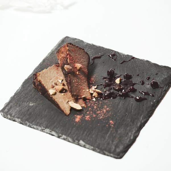 【デザートにも力を入れてます】ビターチョコレートのバスクチーズケーキなど自慢の一品をカフェ利用可