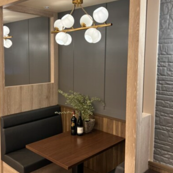 [Box sofa seats] You can dine in a stylish restaurant with a calm atmosphere. There are also counter seats, private rooms, table seats, and seats with a view of Kyoto Tower.