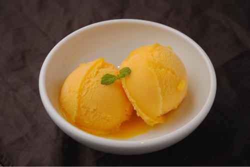 Soft serve ice cream / Matcha ice cream / Seasonal sorbet / Annin tofu