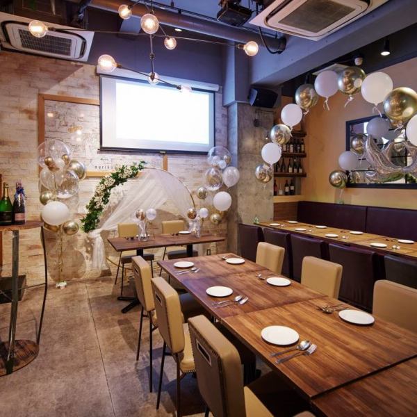 【貸切利用の結婚式二次会利用承ります◎】　ソファー席10席×ベンチソファー10席×テーブル席10席レイアウト変更自由ですのでパーティーにあわせたレイアウトを是非ご相談ください。ウェディング2次会用のバルーンや高砂テーブルの飾りつけは44,000円～承ります。お気軽にご相談下さい。推し活 誕生日 宴会 女子会 ママ会