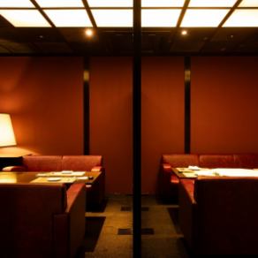 [帶沙發座位的完全包廂：2-4/3-6人] 推薦用於女孩派對的包房座位。您可以享受用餐和交談，而不必擔心其他顧客。2間半包廂（2-4人間、3-6人房） 免費住宿費