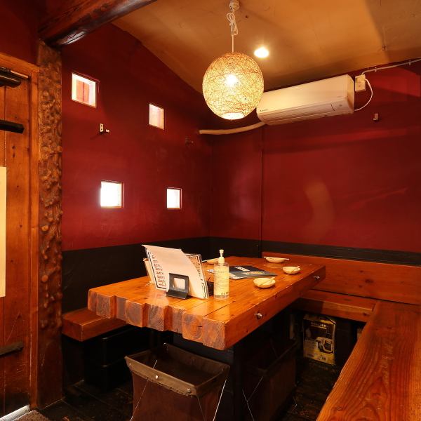 美味しい餃子と多彩なドリンクが揃う当店で、友人との楽しい時間を過ごしませんか？特に自慢の餃子は、外はパリッと、中はジューシーな仕上がりで、一口食べれば思わず笑顔がこぼれること間違いなし！少人数から大人数まで対応可能なので、合コンや女子会にも最適◎食べ飲み放題コースもオススメです★