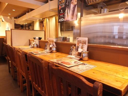 Counter seats are also available for solo diners. Feel free to come and have a quick meal or a drink after work.