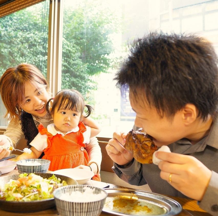 가족도 즐길 수 있도록 닭 요리를 중심으로 정식과 음료 바 등도 준비!