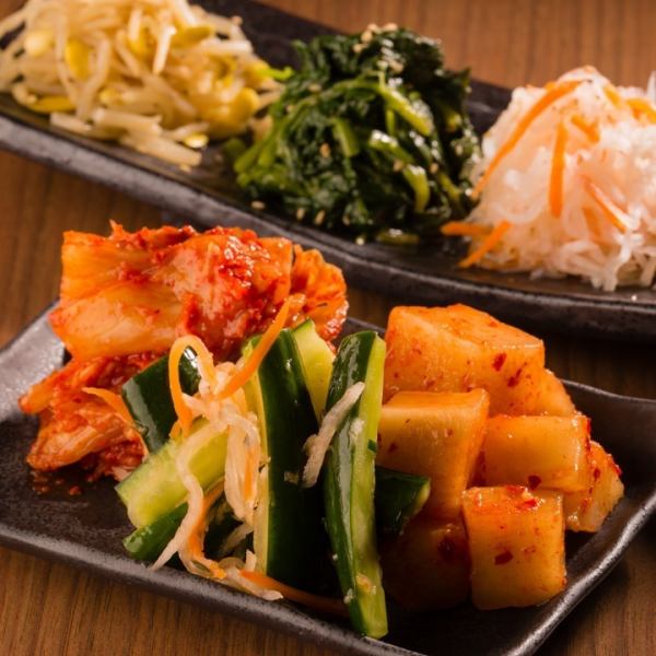 Assorted kimchi / assorted namul