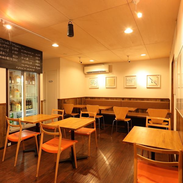 【広めのお席でゆったり過ごせる◎】店内は木材を基調とした温かみのあるデザインで、落ち着いた雰囲気が漂っています。アットホームでどなたでも入りやすく、落ち着けるシンプルな空間となっております。お一人様はもちろん、グループ利用にもおすすめ！心も体もリラックスしてお過ごしください♪