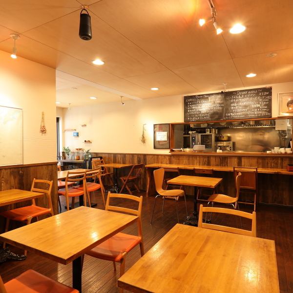 【貸切利用OK！電話または店頭でご予約ください】カウンターは4席、テーブル席は2名様席を9卓と4名様席を1卓ご用意しております。さらに当店では着席時20～25名様、立食時で30～35名様での貸切利用も承っております！お席のみのご予約は当日予約も可能ですので、ぜひお気軽にお問い合わせください。