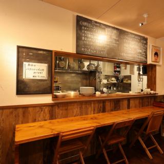 常連様にも人気なカウンター席は、全4席分ご用意しております。しっぽり楽しめるお席であり、サク飲み・サク飯も大歓迎です♪