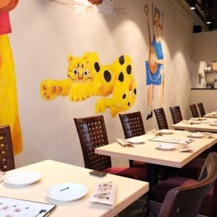 【テーブル席】壁一面に描かれたアートが彩る空間で、非日常のひとときを。大切な友人との食事やデートに最適な空間です♪