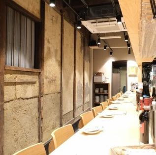 【カウンター席】お仕事帰りやサクッと食事を済ませたい時に最適なカウンター席。お料理とワインを気軽に楽しんで、至福のひとときをお過ごしください☆