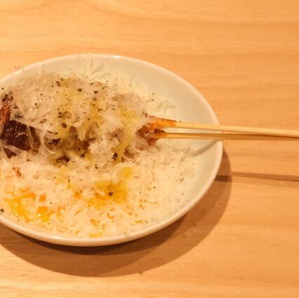 【お酒のお供に定番イタリアン♪】自家製ソーセージ“サルシッチャ”の串焼き 月見チーズタレ