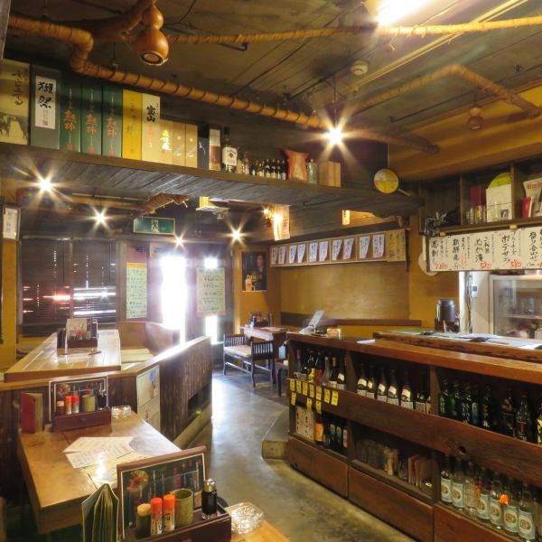 【人数に合わせて貸切利用も大歓迎！】最大40名まで貸切OK☆奥行きがあり、広々とした落ち着いた店内。座敷やカウンターテーブル席をご用意しております！3時間飲み放題付コースで貸切宴会に♪