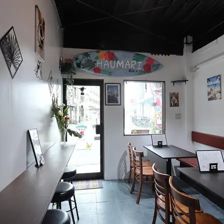 【貸切OK！】当店はハワイアンな小さなお店です。店内は最大12名 (禁煙)です。最大12名様までの宴会貸切が可能です！少人数でのご宴会などにもおすすめです♪貸切ご利用の方はお気軽にご相談ください！南国気分に浸りながら心地よいひと時をお過ごしいただけます。皆様のご来店をお待ちしております！