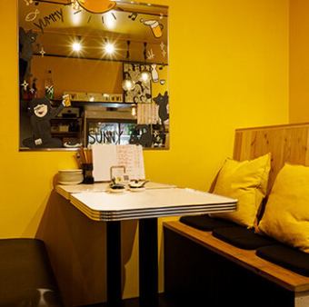 黒と黄色の配色が映えるおしゃれな店内は女子会にもおすすめ♪
