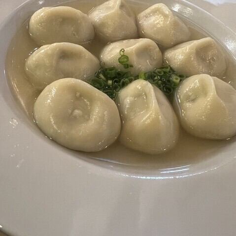 肉汁溢れる大きな水餃子