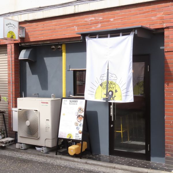 ビールのイラストが可愛い暖簾をくぐれば、路地裏に広がるおしゃれな隠れ家がお出迎え。外から店内の様子がチラリと見えるので、初めての方も気軽に入りやすい開放的なムードが自慢です。黒と黄色を基調としたポップな配色の店内で、お仕事帰りの一杯をカジュアルに楽しみませんか♪一日の疲れも吹き飛びます◎