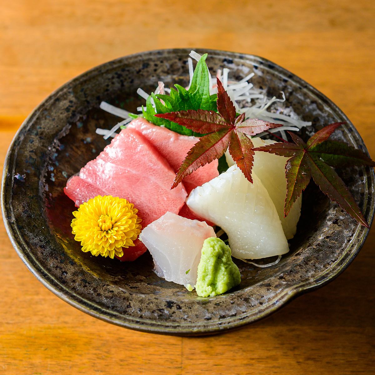 炉端焼きや刺身、串など多彩な魚料理を堪能！職人の技が光る逸品