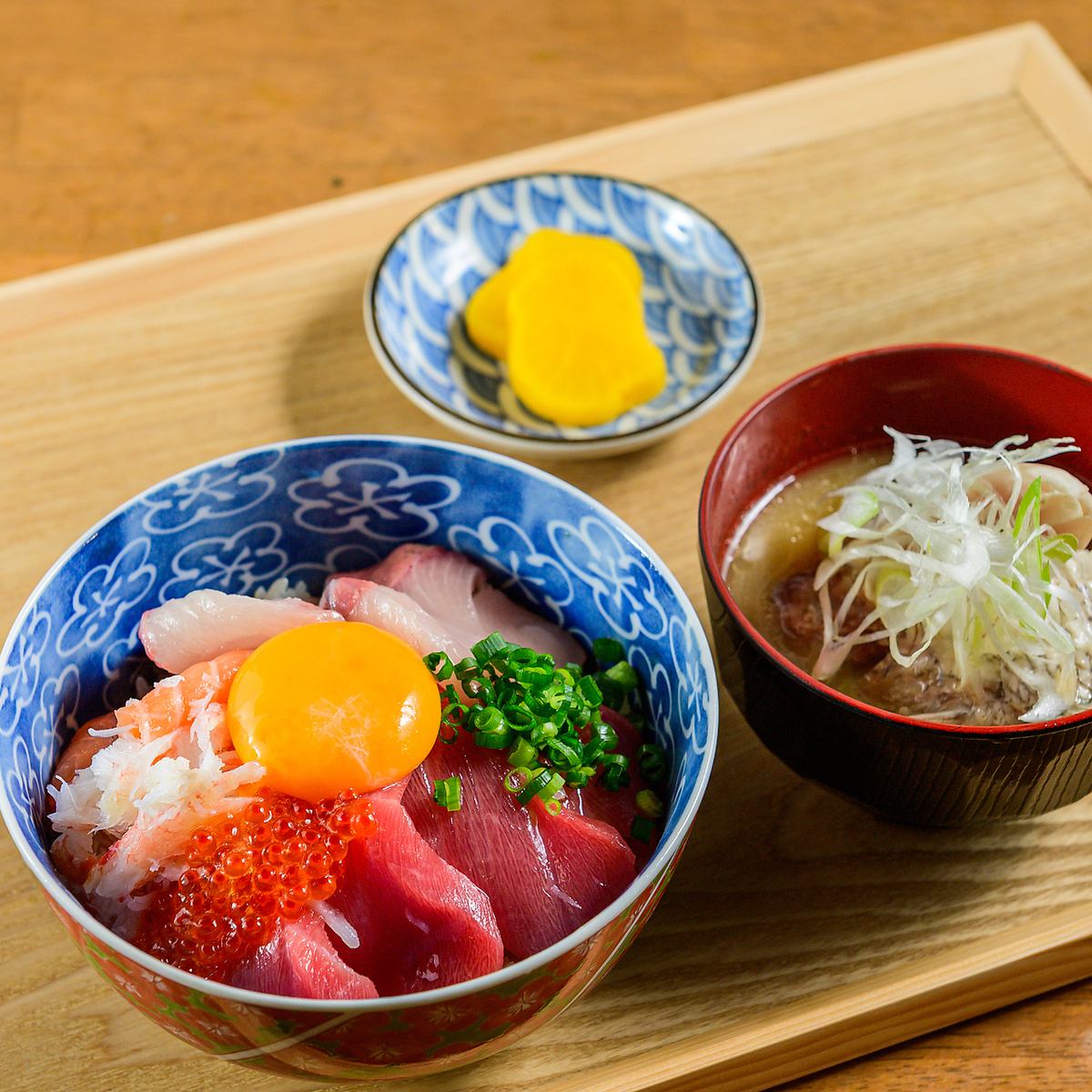 昼の時間帯からお食事とお酒が楽しめる。休日の昼飲みにも最適◎