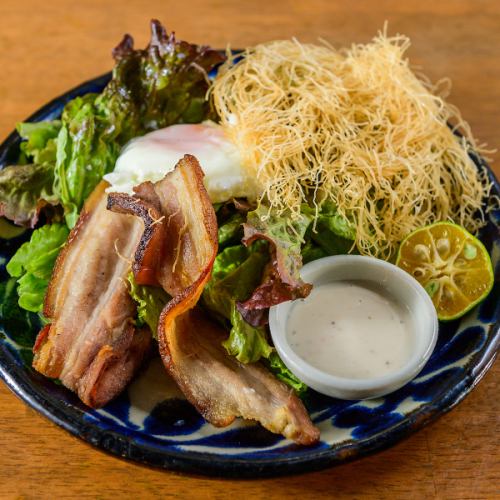 自家製ベーコンの燻製サラダ