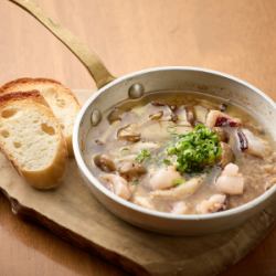 熱々!!蛸とキノコのアヒージョ