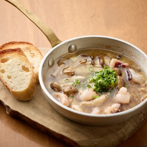 熱々!!蛸とキノコのアヒージョ