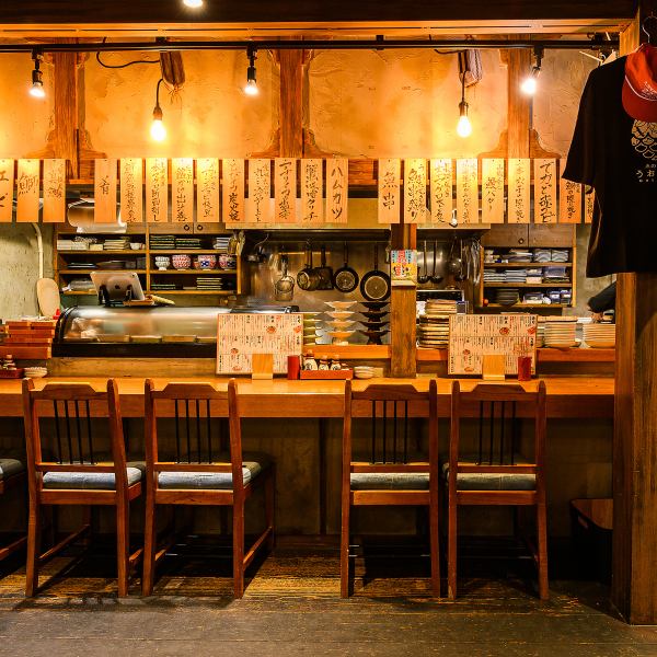 お一人様やデートにぴったりのカウンター席は、職人の手さばきを間近で楽しめる特等席です◎木の温もりが心地よい落ち着いた空間で、こだわりの鮮魚料理をご堪能いただけます。仕事帰りのサク飲みや、大切な方との語らいの場としても最適。活気ある厨房の雰囲気を感じながら、ゆったりとした時間をお過ごしください♪