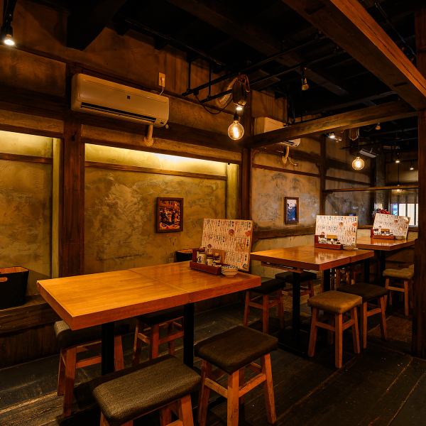 広々とした店内には、グループ利用に便利な4名様掛けのテーブル席を5卓ご用意しております◎木の質感を活かした温かみのある雰囲気は、少人数のお集まりから中規模の宴会まで幅広く対応可能です。また、大人数での貸切相談も承っておりますので、会社宴会や打ち上げなど、様々なシーンに合わせてぜひご利用ください♪