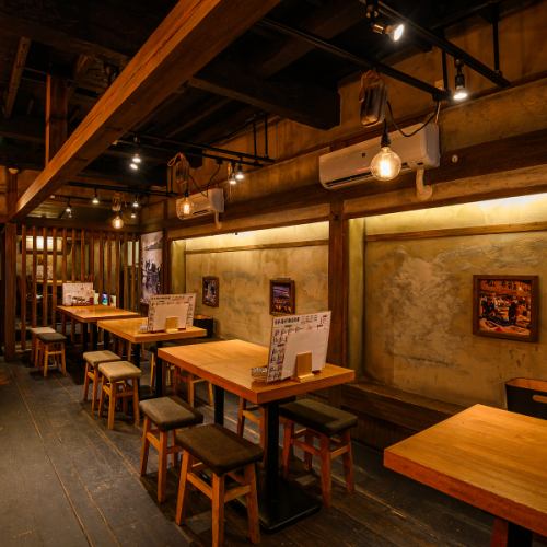 広々としたテーブル席は、2名様から4名様までのご利用に最適です。木の温かみを感じる落ち着いた内装は、ご友人との楽しい食事会や、ご家族での団らん、同僚との飲み会など、幅広いシーンでご利用いただけます◎開放感がありながらも、どこか懐かしく心地よい空間で、自慢の料理を囲みながら賑やかなひとときをどうぞ♪