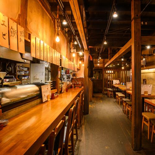 お一人様でのふらっと立ち寄りや、少人数での会話を楽しむのに最適なカウンター席をご用意しています。目の前で職人が腕を振るう活気ある雰囲気を感じながら、ゆったりとお酒を嗜めます。デートでの利用も、二人の距離がぐっと縮まる上質な空間です！木の質感を生かした温もりある席で、大人の時間を満喫してください♪