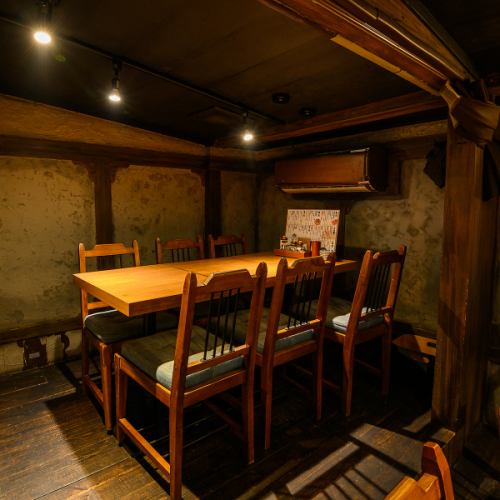 4名様から6名様でのご利用に最適な半個室を1室ご用意。周囲を気にせず、プライベートな空間でお食事や会話を楽しめるのが魅力です◎落ち着いた照明が灯る隠れ家のような雰囲気は、大切な会食や接待、顔合わせなどに最適！上質な和の空間で、周りを気にすることなくゆったりと至福の時間をお過ごしください。