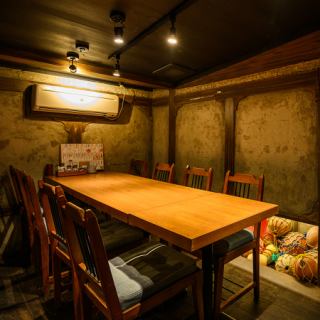 5名様から8名様までゆったりとご利用いただける半個室を2室ご用意。広めの造りとなっているため、歓送迎会や少人数の宴会、ご親戚との集まりなど、特別な日の集まりに最適です◎古材の質感や柔らかな光が演出する趣深い空間は、居心地も抜群。プライベート感を重視したいグループ様におすすめの、寛ぎの半個室空間です。