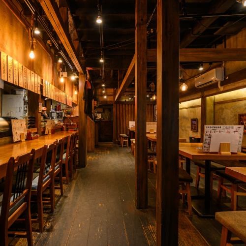 お一人様もグループも、木の温もり溢れる席でゆったり♪