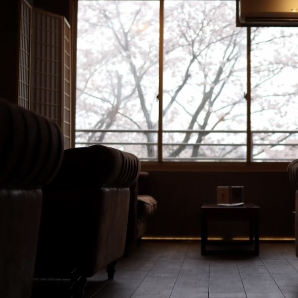 春は店内の窓から満開の桜を眺めながらシーシャを楽しめます。和モダンな空間から桜や川など外の景色を楽しめるのも当店の特徴です。ひとり時間を満喫するのも、ゆったりとしながら友人との集まりやデートなど特別なお時間にも最適です。この機会にぜひご利用ください。