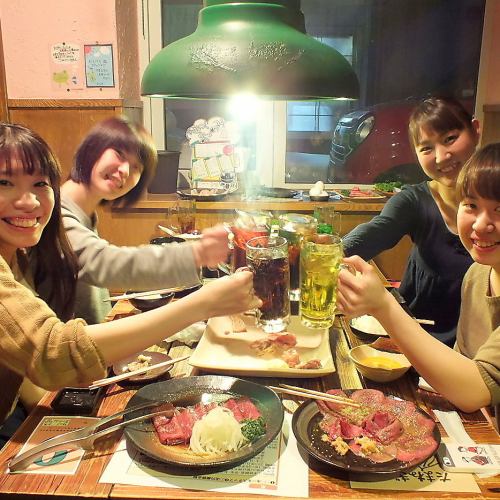 A toast with everyone while eating delicious yakiniku at Higashi 7-jo Matsunomi Main Store