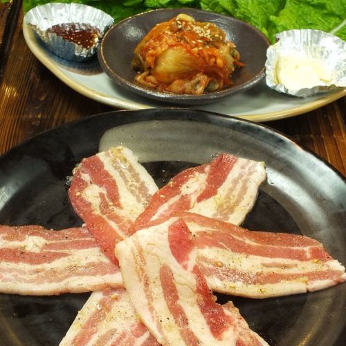Matsugyeopsal (Matsugyeopsal with Sanchu, kimchi, garlic slices)