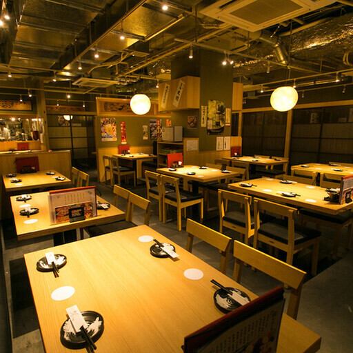 最大70名様までご利用いただける広々としたスペースをご用意しております◎大人数での会社宴会や同窓会、各種イベントなど、様々なシーンでご活用いただけます。ゆったりとした空間で、長崎県鷹島直送の生本まぐろ料理と美味しいお酒を囲み、楽しいひとときをお過ごしください♪