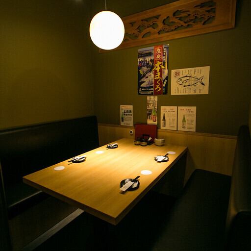 ご接待やご家族、親しいご友人との会食に最適な個室を完備しています◎内観は落ち着いた和の雰囲気が漂い、プライベートな空間で周りを気にせずゆったりとお過ごしいただけます。6名様席が1室、4名様席が4室と、人数に応じてご利用いただけるお席をご用意。また、開放感のあるゆったりとしたテーブル席もございます。