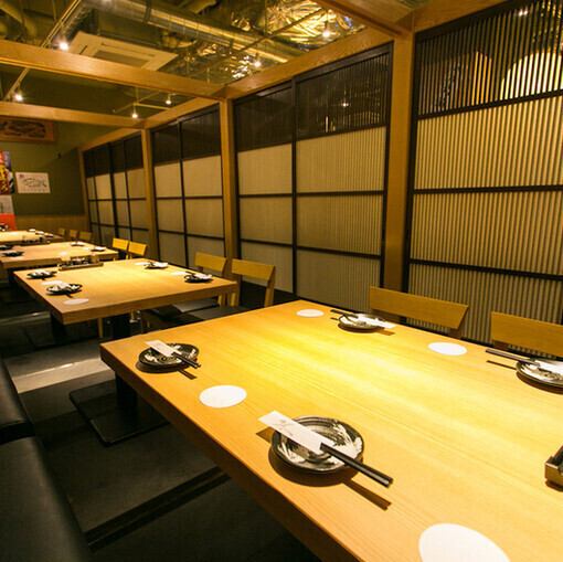 生本まぐろ一心では、店舗全体での貸切利用にも対応しております!60名様から最大80名様までご利用いただけますので、大規模なパーティーや結婚式の二次会などにも最適です◎また、個室のみの貸切も承っており、こちらは20名様までご利用いただけます。内観は洗練された和空間で、特別な日の雰囲気を盛り上げますよ。