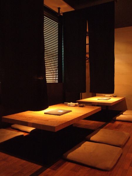 少人数用のまったり個室でお友達同士の会話も弾みます。お座敷で30名様迄の大人数の宴会もＯＫ。