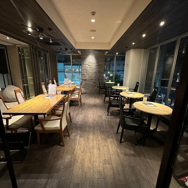 上乃裏に佇む大人の隠れ家。可愛らしい照明が優しく照らす店内は、街の喧騒を忘れるような非日常空間。雰囲気も大切にしたい女子会や特別な日のデートにもおすすめです◎お誕生日や記念日など、いつもとちょっぴり違う時間を過ごしたいときにもご利用ください♪
