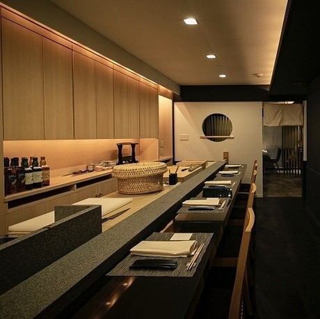 ☆黒を基調とした落ち着いた雰囲気の店内。店主が目の前で調理していただけるオープンキッチン仕様のカウンター7席！気さくで丁寧に料理の説明をしていただける店主。どれをとっても素晴らしいお店です。