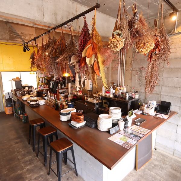ライブ感も愉しめる雰囲気のあるカウンター席。同僚や友人との会話を楽しめるテーブル席。外の景色を見ながらゆったりとした時間を過ごせる窓側のお席など、一つのお店で様々な利用シーンに合わせた空間の演出が魅力♪