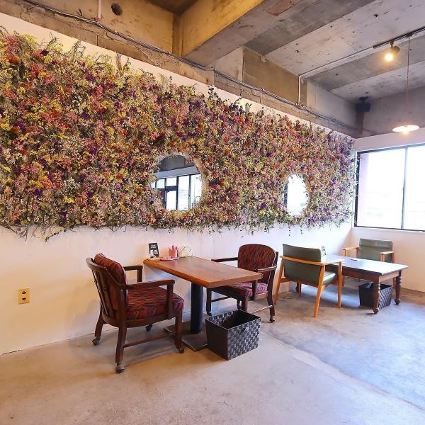 2000本のドライフラワーの花壁。大分初です！女子会やデートや落ち着いて過ごせるので、打ち合わせにも最適です。