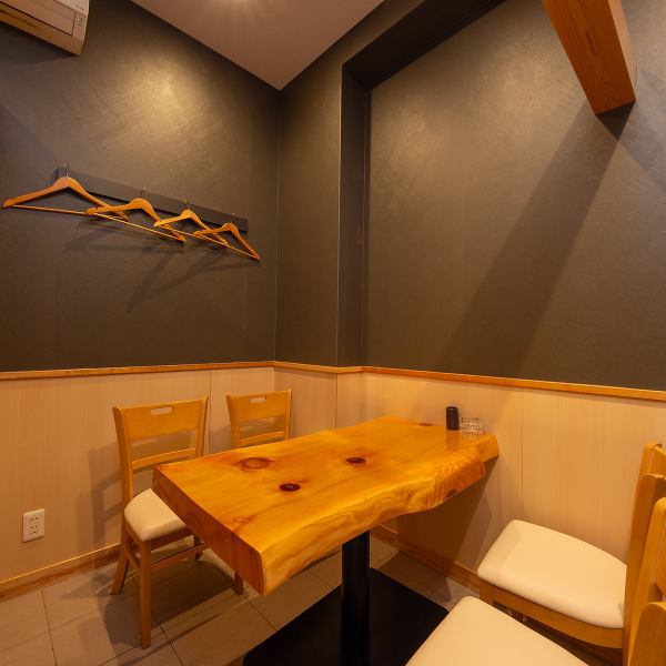 【プライベート空間を満喫♪】落ち着いた和の空間に、4名様までご利用いただける半個室をご用意。接待や会食はもちろん、デートや記念日など特別な日の利用にも最適です。プライベート感を大切にした空間で、美味しい料理とお酒を楽しみながら、心安らぐひとときをお過ごしください。お待ちしております。