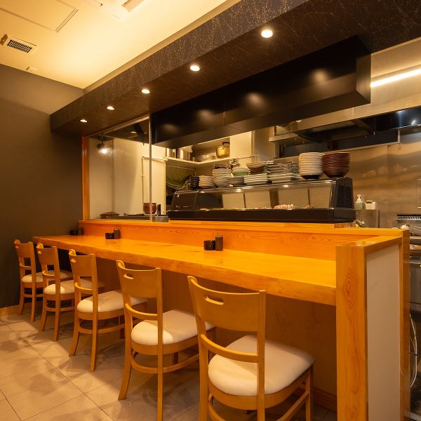 【デートやご夫婦でのご利用に◎】木のぬくもりを感じるカウンター席を5席ご用意しております。カウンター席ならではの特別感を感じながら、友人との楽しい会話を楽しむもよし、ひとりでじっくりと味わうもよし。落ち着いた雰囲気の中で、ゆったりとした時間をお過ごしいただけます。心温まるひとときをお楽しみください。