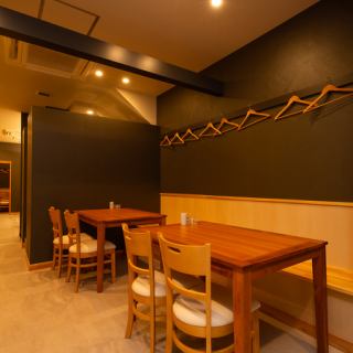 使いやすいテーブル席もご用意しており、飲み会や宴会、家族や友人との集まりにもぴったり。香ばしい香りが漂う中、極上の焼鳥を楽しむ寛ぎの空間で、どんなシーンでもご利用いただけます。