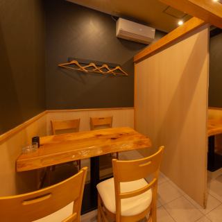 落ち着いた和の空間の店内で、絶品鉄板料理にぴったりな日本酒や焼酎を多数ご用意しております。友人や仲間と寛ぎながらお過ごしください。