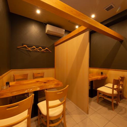 2名様からご利用いただけるお席をご用意しています。当店自慢の国産鶏を使用した絶品焼鳥を美味しいお酒と一緒にご堪能ください。