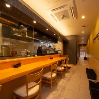 カウンター席ならではの特別感を感じながら、友人との楽しい会話を楽しむもよし、ひとりでじっくりと味わうもよし。落ち着いた雰囲気の中で、ゆったりとした時間をお過ごしいただけます。