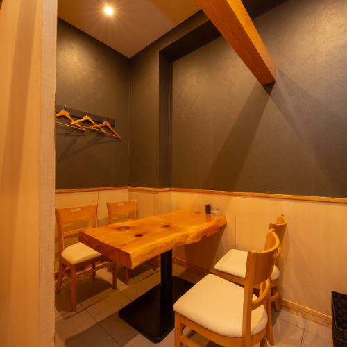 ふたりの距離をさらに近づける素敵な空間★デートや記念日など特別な日の利用にも最適なお席です。プライベート感を大切にした空間で、心安らぐひとときをお過ごしください。特別な思い出を刻みましょう！